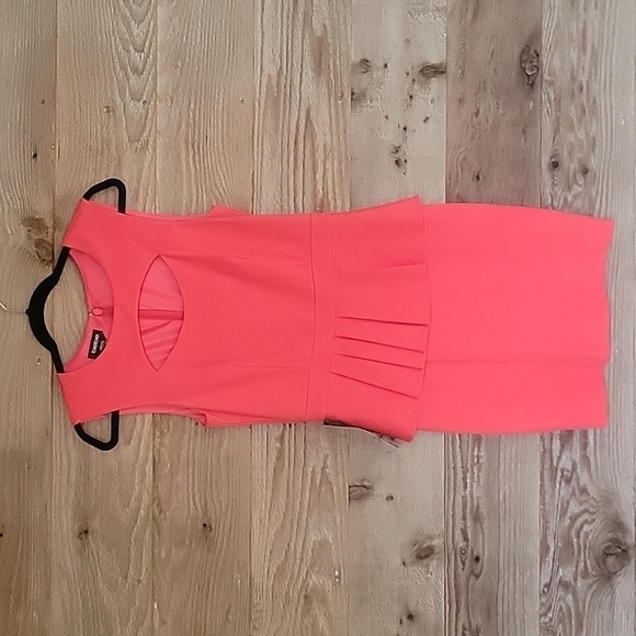 NWT Bebe Coral Peakaboo Pointe Peplum Dress Size Medium - Picture 1 of 7